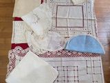 une table recouverte d'une nappe rouge et blanche, avec des serviettes posées dessus