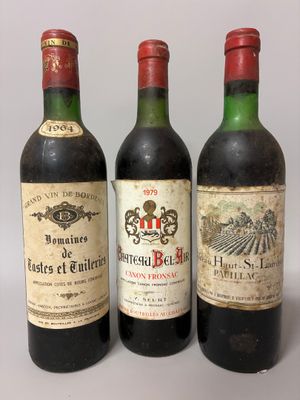 trois bouteilles de vin sont alignées sur une surface blanche