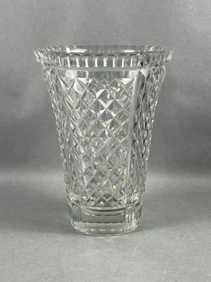 DAUM Nancy, France. Imposant vase en cristal moulé.