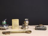 un grand nombre d'objets différents posés sur une table