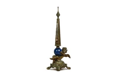 une image représentant une statue surmontée d'une boule bleue