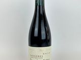 la bouteille de vin est posée sur une surface blanche