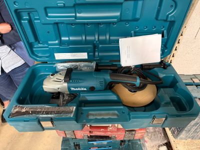 une boîte à outils bleue avec des outils à l'intérieur