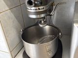 un mixeur dans un coin de la cuisine, à côté d'un micro-ondes