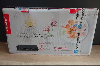 une boîte sur laquelle figure l'image d'une assiette de nourriture
