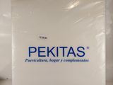 un sac en plastique portant un logo, posé sur une table