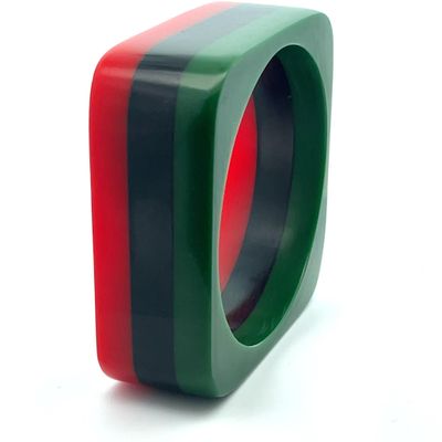 un anneau vert, rouge et noir sur un fond blanc