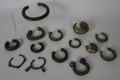 de nombreux types de boucles d'oreilles sur un fond blanc