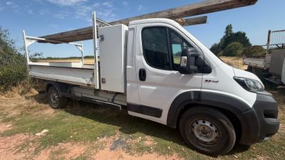 un camion blanc garé dans l'herbe