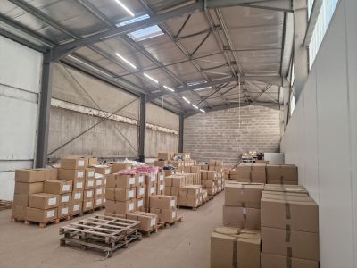 un grand entrepôt rempli de cartons et de palettes