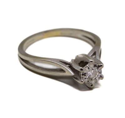 une image d'une bague en diamant sur fond blanc
