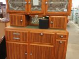une image d'une armoire en bois avec des portes en verre