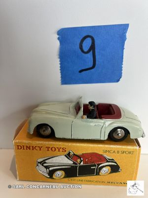 une petite voiture posée sur une boîte portant le chiffre 9