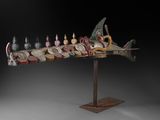 une photo d'une sculpture représentant un poisson surmontée de bougies