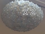une photo d'un lustre fabriqué à partir de bouchons de bouteilles en plastique