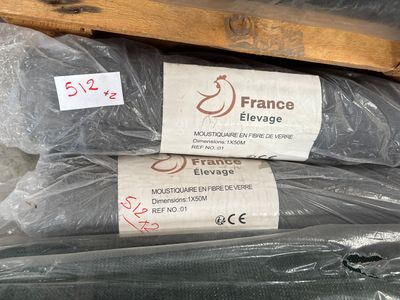 deux rouleaux de tissu emballés dans du plastique, posés sur une étagère