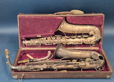un saxophone en argent et un instrument en laiton dans un étui