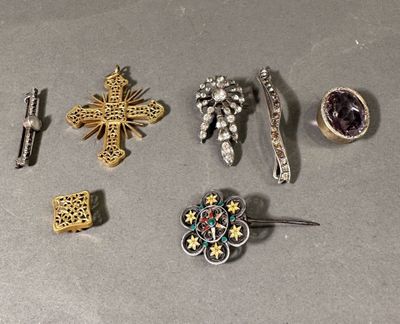 plusieurs types de broches et d'épingles disposés sur une table