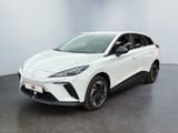 un SUV Toyota C-HR blanc garé dans une pièce blanche