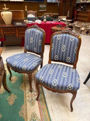 Paire de chaises en bois mouluré sculpté à décor de fleurettes et acan