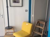 une chaise jaune et une échelle dans un coin de la pièce