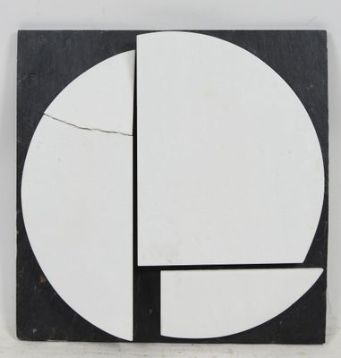 une image représentant une œuvre d'art en noir et blanc accrochée à un mur blanc