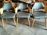 des tables et des chaises dans un restaurant, avec un mur en briques en arrière-plan