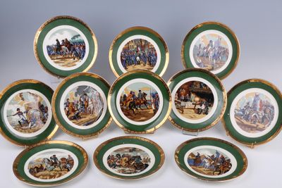 sept assiettes sur lesquelles figure la photo d'un groupe de personnes