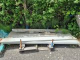 un tas de bois posé par terre à côté d'une clôture