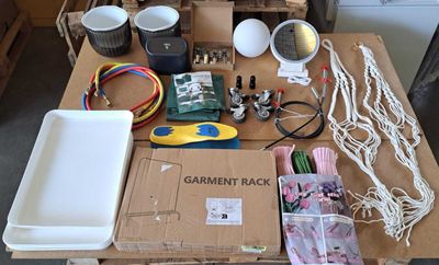 une table sur laquelle se trouvent de nombreux objets