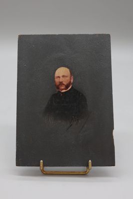 portrait d'un homme barbu vêtu d'un manteau noir