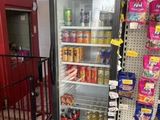une photo d'un réfrigérateur dans une épicerie