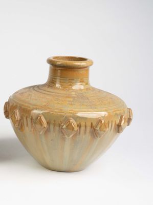 deux vases posés l'un à côté de l'autre sur une surface blanche