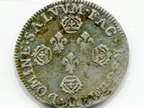 Gros plan sur une pièce d'argent ornée d'une couronne
