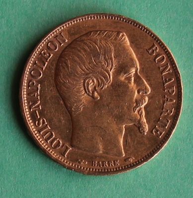 Gros plan sur une pièce de monnaie portant le visage d'un homme