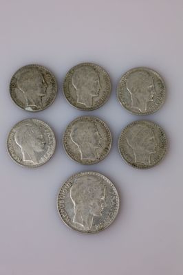 six pièces britanniques différentes sur un fond blanc