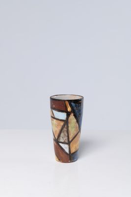 une petite tasse posée sur une table