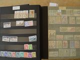 un livre avec des timbres dessus et un livre avec des timbres dessus