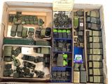une boîte remplie d'objets militaires divers