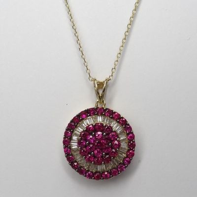 PENDENTIF en or blanc serti de rubis et diamants, poinçon ai…