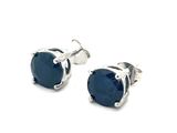 une paire de boucles d'oreilles en pierre bleue sur fond blanc
