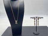 un mannequin noir portant deux colliers et un bracelet