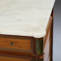 Commode en acajou et placage d’acajou blond flammé (fentes e… (photo 6)