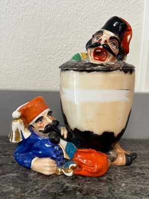 deux figurines posées sur un comptoir