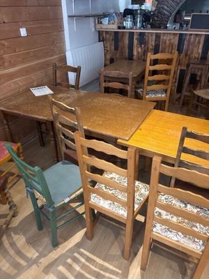 des tables et des chaises dans une pièce aux murs lambrissés