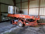 une petite machine qui se trouve dans un bâtiment
