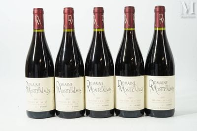 six bouteilles de vin sont alignées sur une table