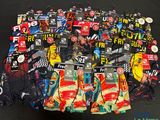 Plusieurs paires de boxers pour homme sont disposées sur une surface noire