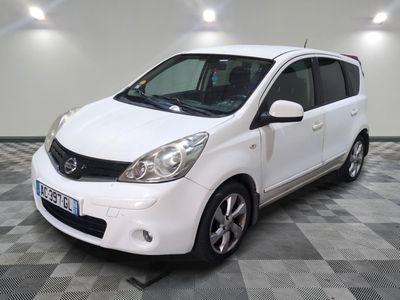 la photo d'une petite voiture blanche garée dans un garage