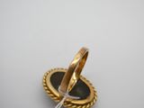 une image représentant une bague en or autour de laquelle est enroulée une corde